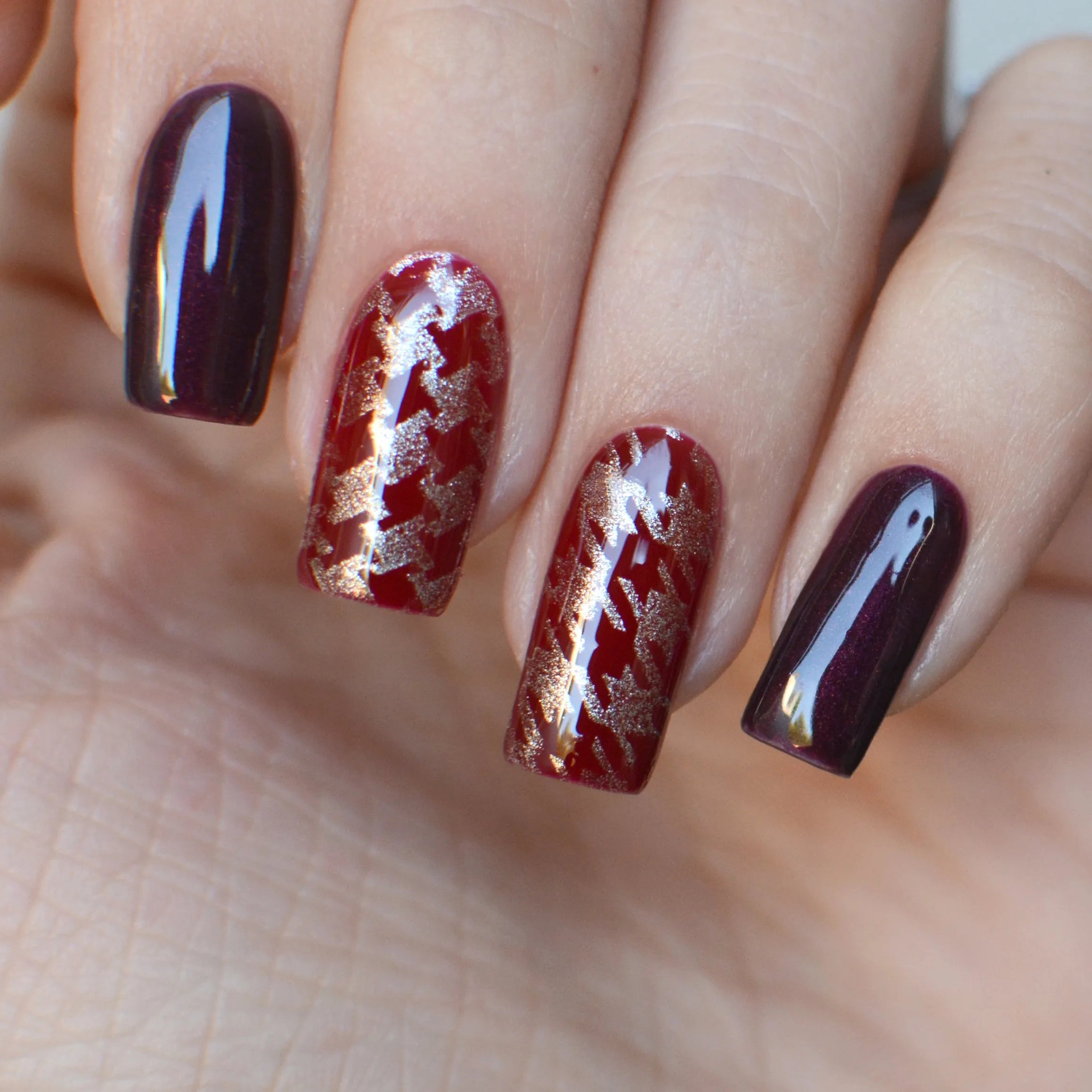 Esmalte para stamping rosa con acabado dorado de la marca Mi Tienda, ideal para diseños creativos en uñas.