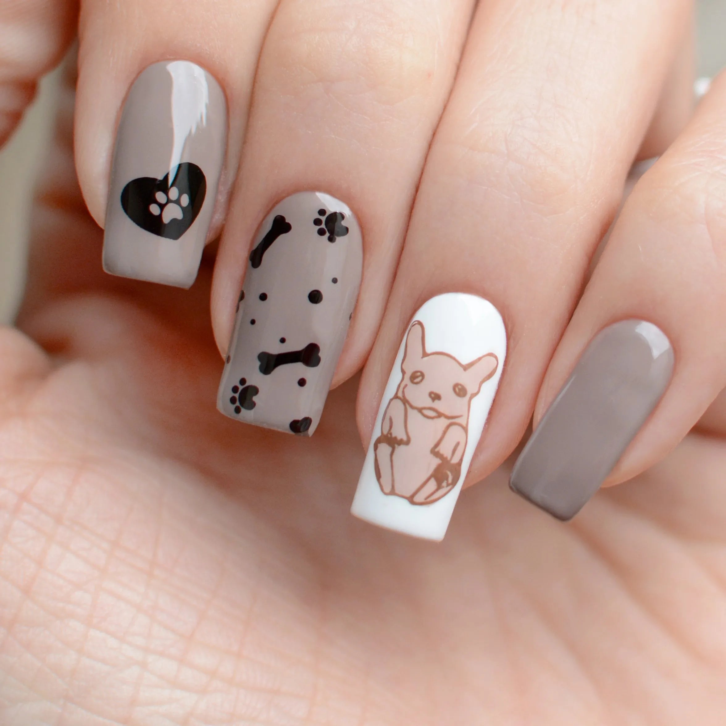 Esmalte para stamping rosa y negro de la marca Mi Tienda, con frasco visible y diseño en la etiqueta.