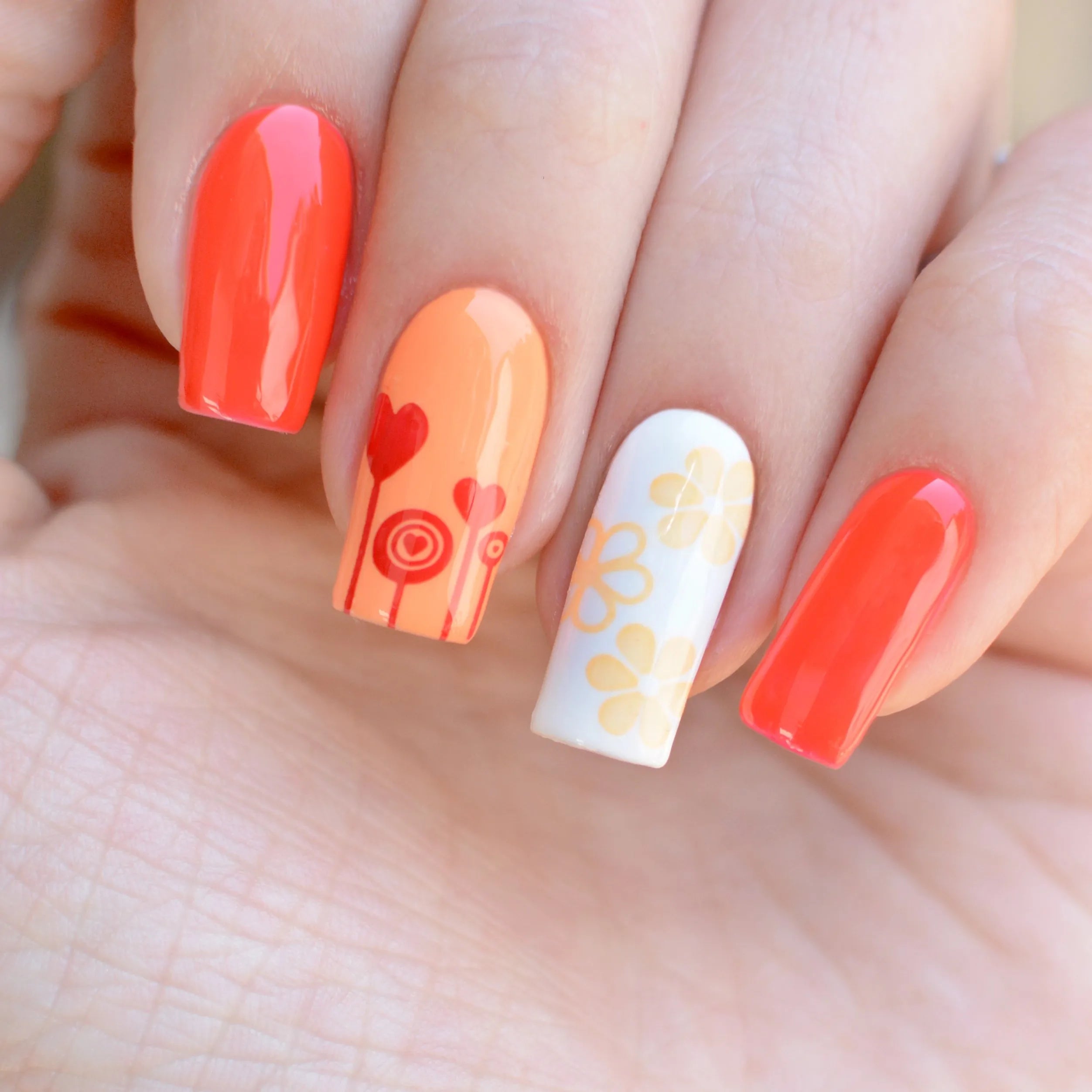 Esmalte para stamping rosa mask rojo de la marca Mi Tienda, con frasco pequeño y pigmento brillante para decorar uñas.