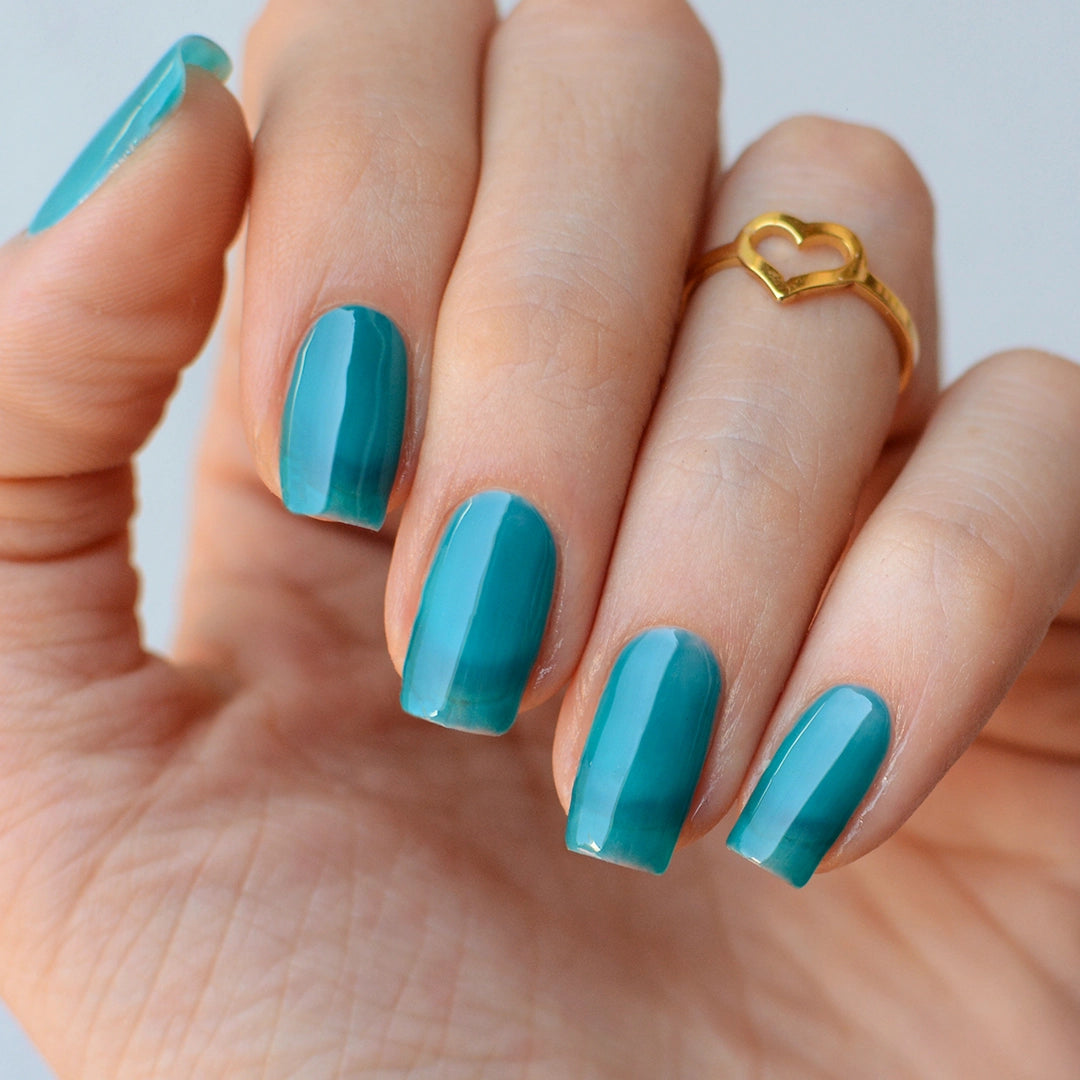 Gel de color Ashley de Mi Tienda, frasco con gel esmalte en tonos vibrantes para uñas.
