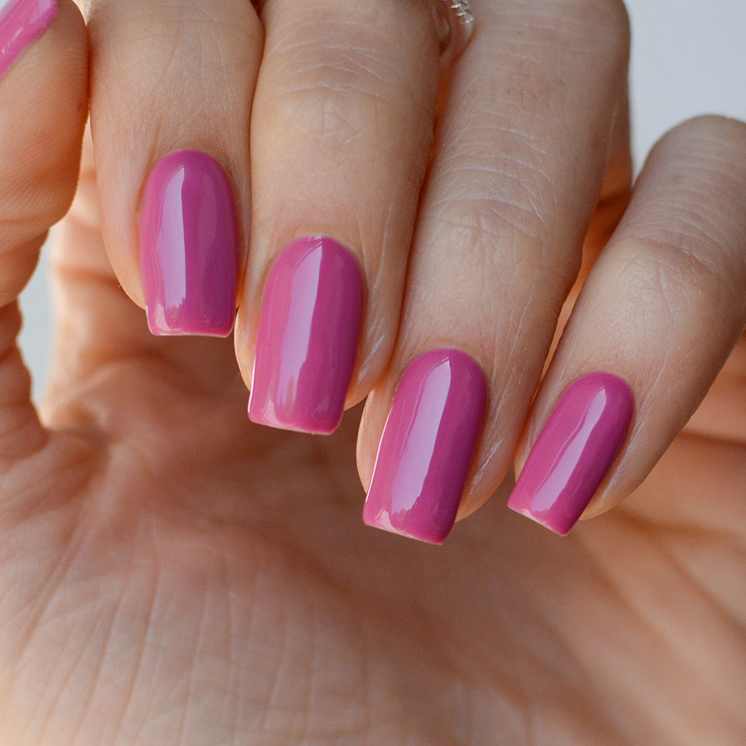 Gel de color Boho de 7ml de Mi tienda, frasco con gel de tonos vibrantes y diseño elegante para uñas.