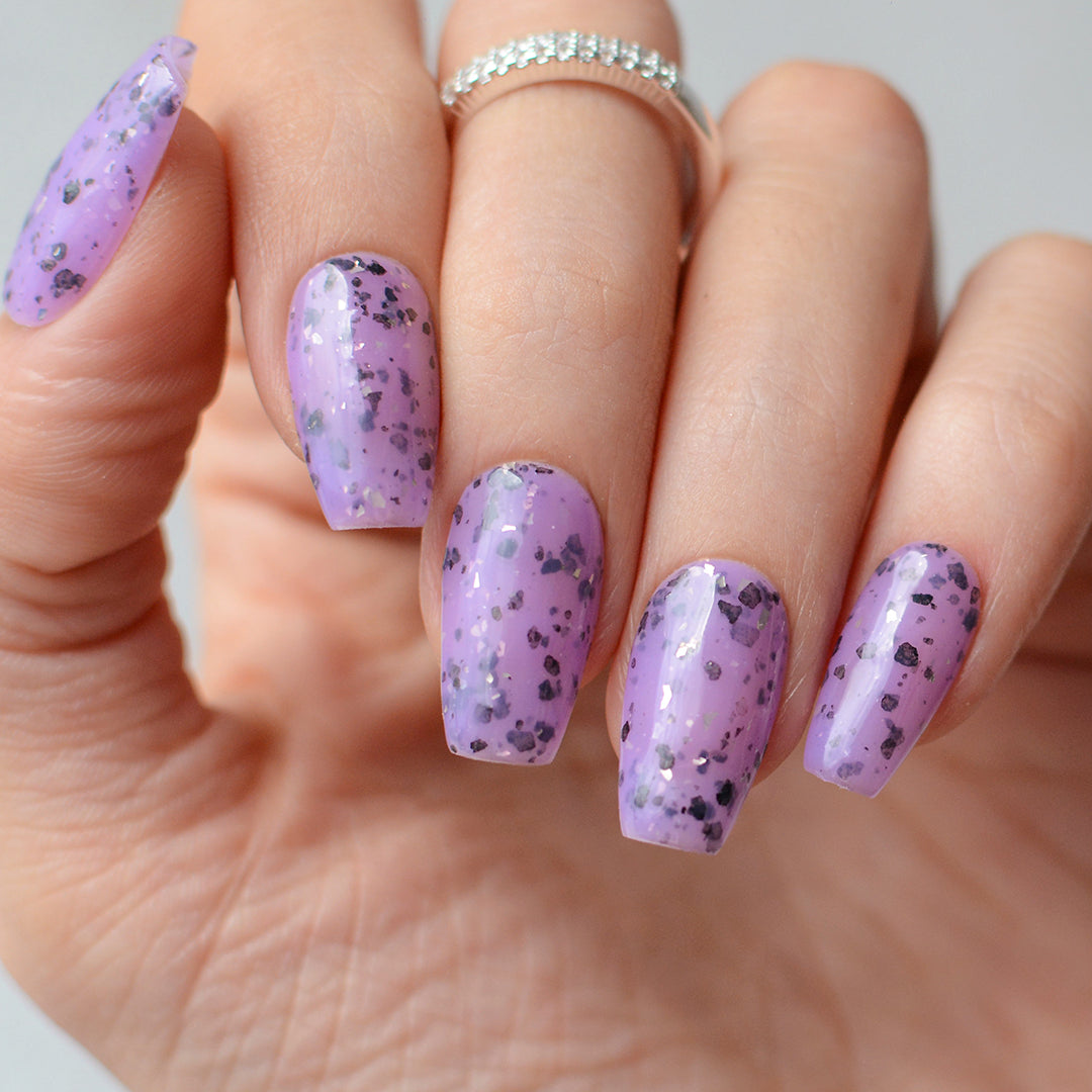 Gel de color Frugalicious de Mi tienda, muestra un frasco de esmalte de uñas en tonos vibrantes y coloridos.