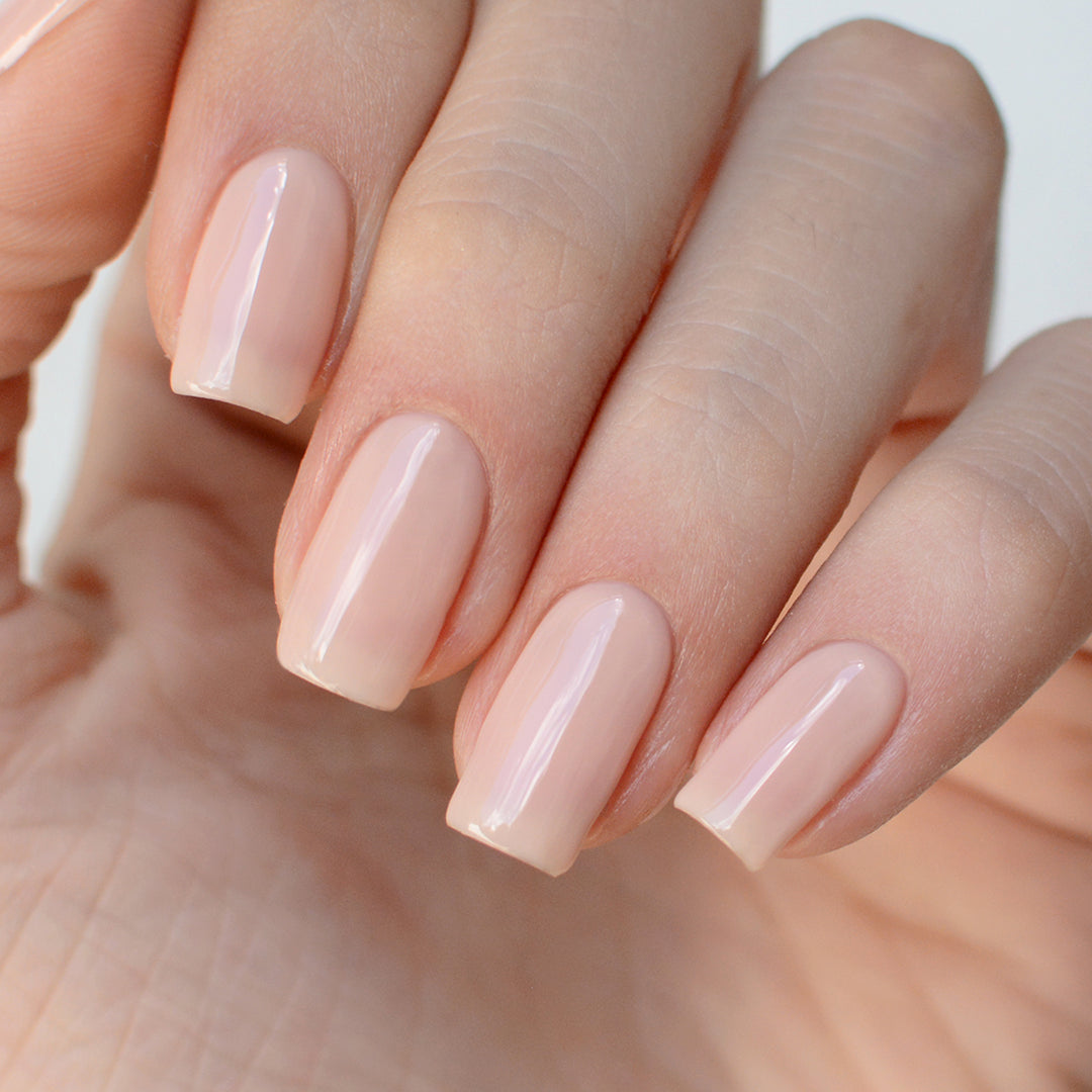 Gel de color Helene de Mi tienda, esmalte de uñas en tono vibrante, con frasco visible y diseño atractivo.