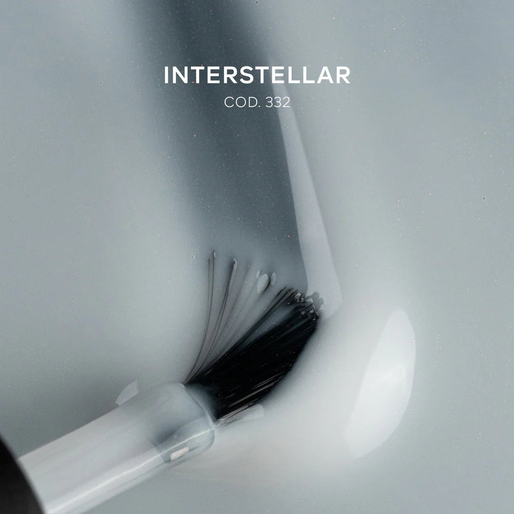 Gel de color Interstellar de Mi Tienda, muestra el envase de gel de tono azul oscuro con destellos metálicos.