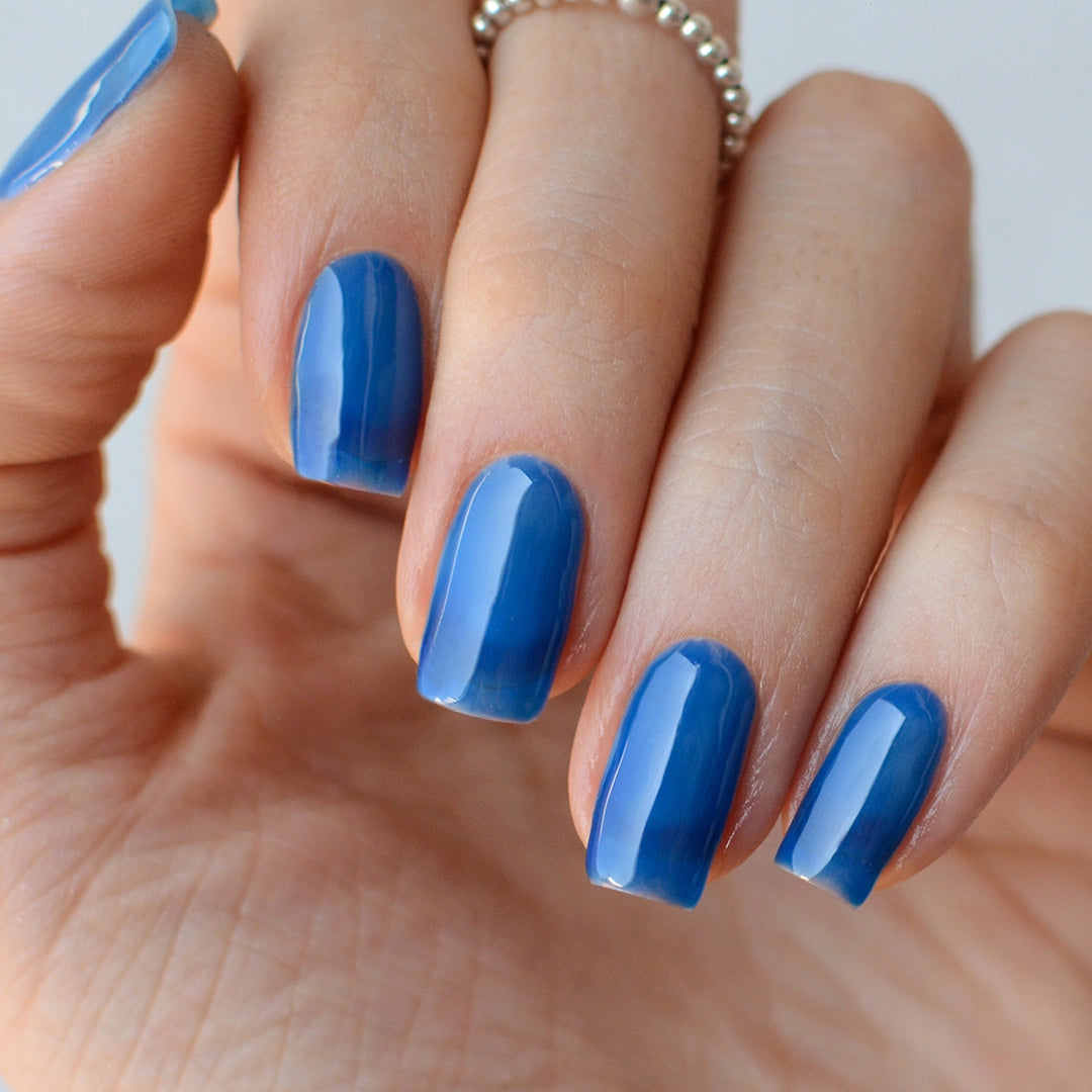 Gel color Nicole de Mi tienda, frasco de esmalte en tonos vibrantes para uñas, con etiqueta visible y diseño de la marca.