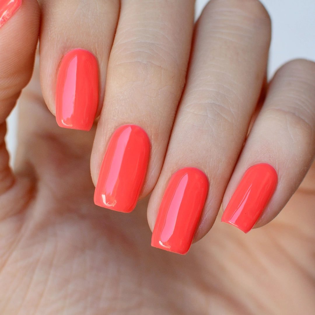 Gel de color rojo John de Mi tienda, frasco de gel para uñas con textura suave y acabado brillante.