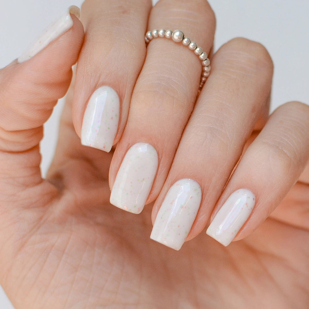 Gel de color Stay Calm de Mi Tienda en envase ilustrado, ideal para uñas con tono suave y relajante.