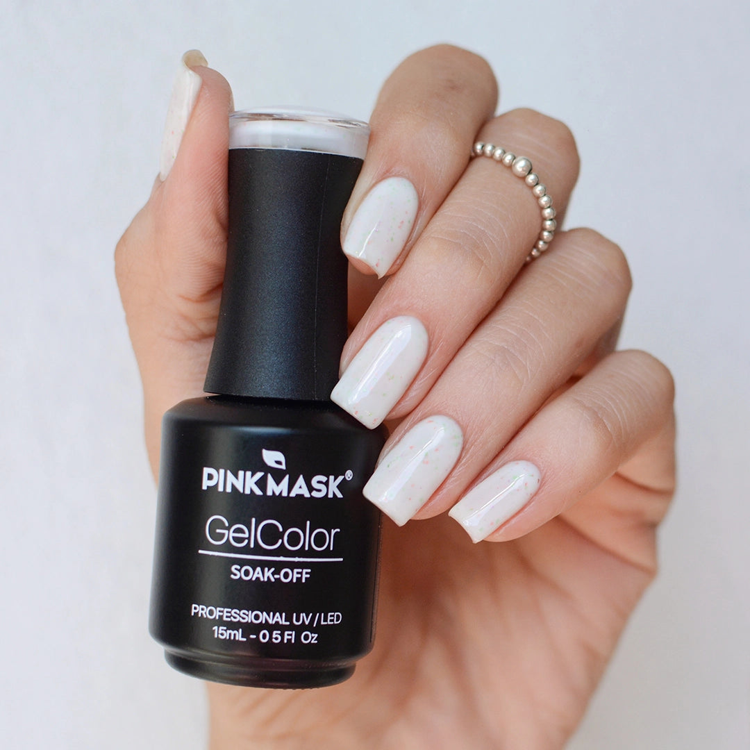 Gel de esmalte Color Stay Calm de Mi Tienda, frasco con tono verde suave y aplicador para uñas.