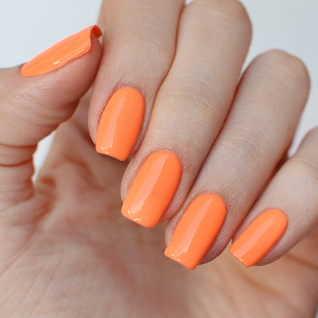 Gel de color The O.C. de Mi tienda, en envase con tono vibrante y acabado brillante para uñas.