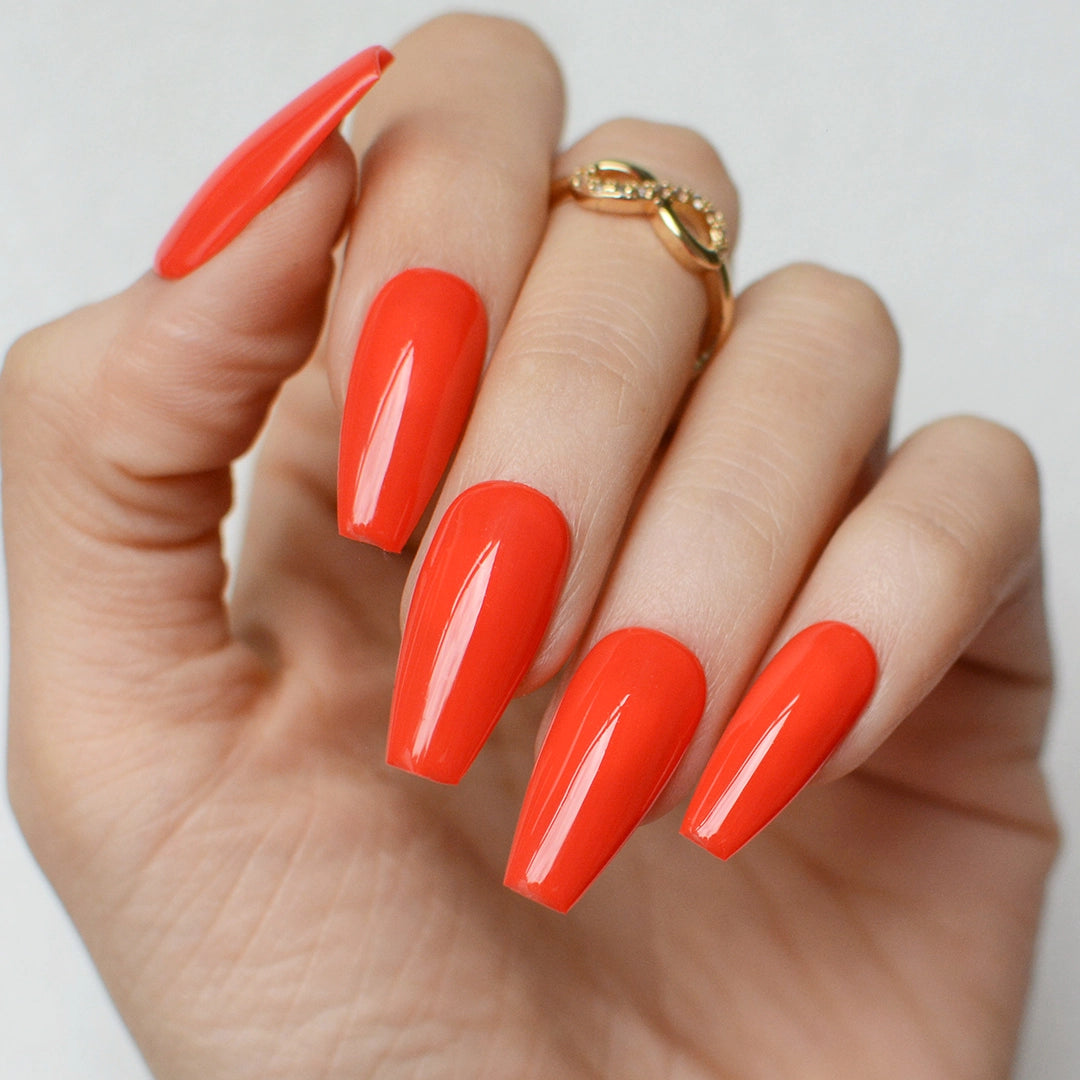 Gel de color Turn! de Mi tienda, presentación en tubo con acabado brillante y vibrante, ideal para manicuras creativas.