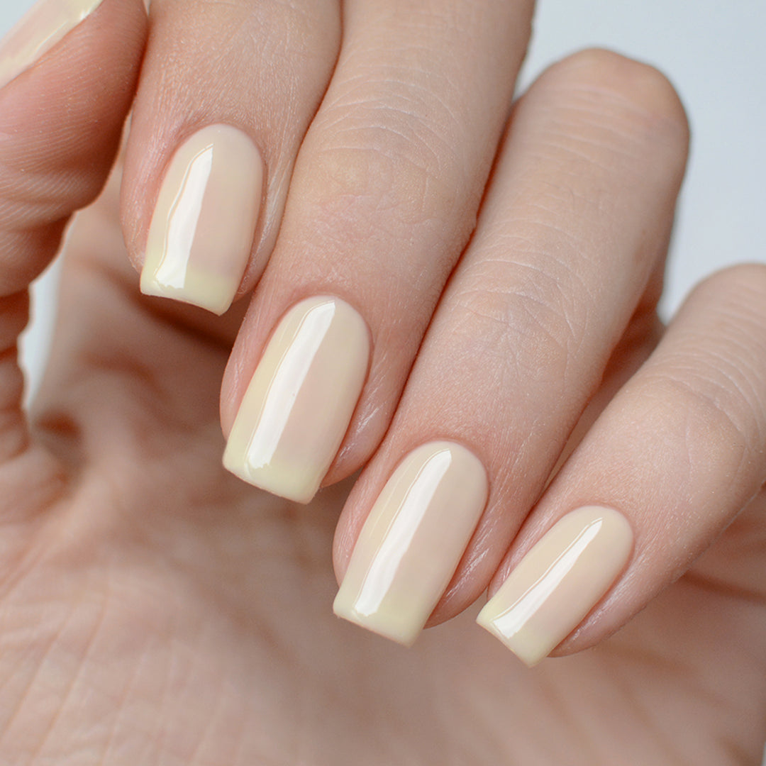 Gel de color Vivere de Mi Tienda, esmalte de gel para uñas en frasco con tapa blanca y etiqueta colorida.