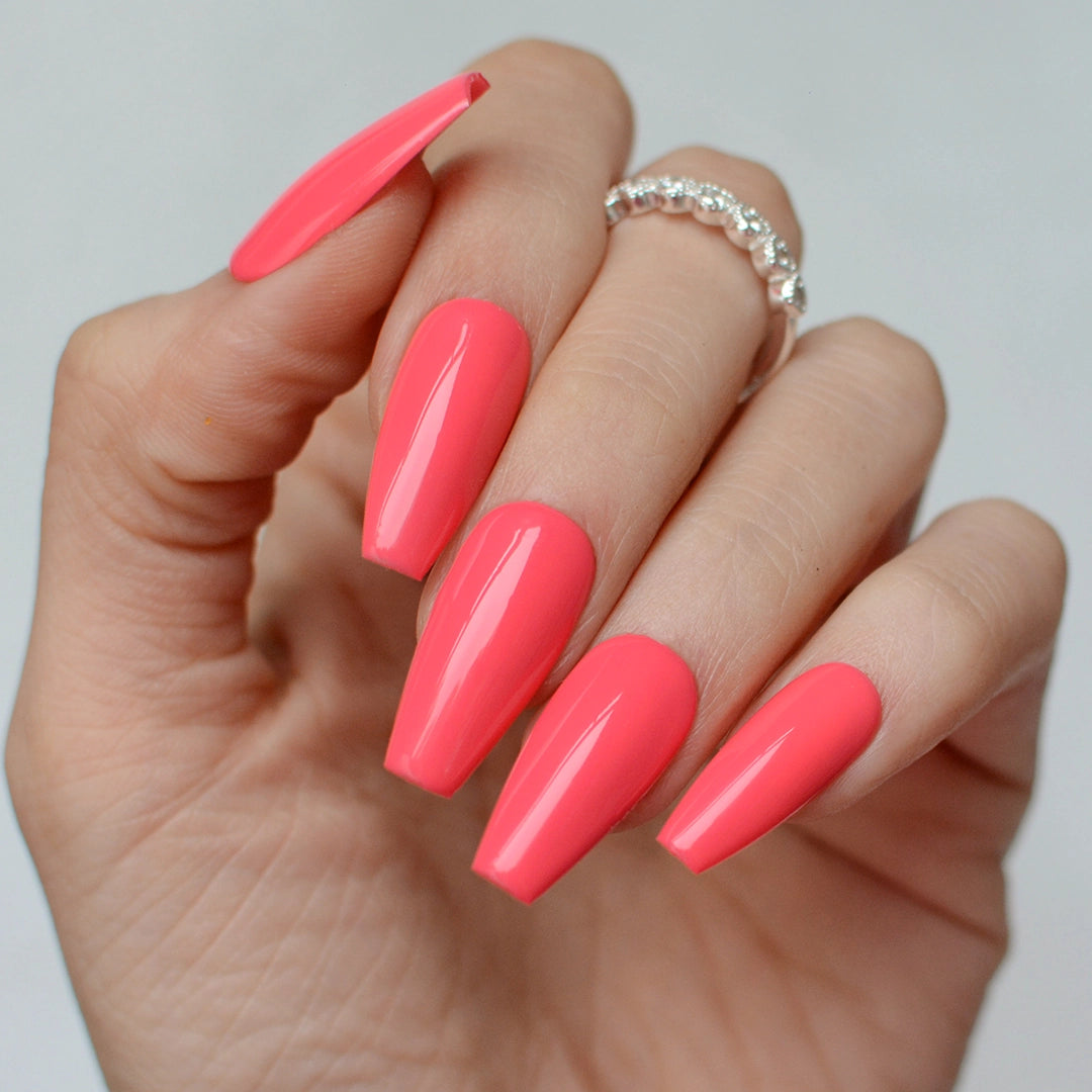 Gel de color Wild World de Mi tienda, envase con gel vibrante y colorido para uñas.