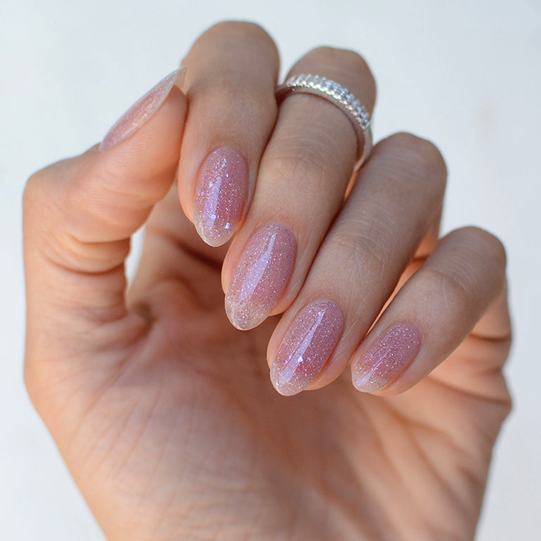 Esmalte gel Pink Mask Color Base Coat Grape con acabado jelly reflectante en tono violeta.