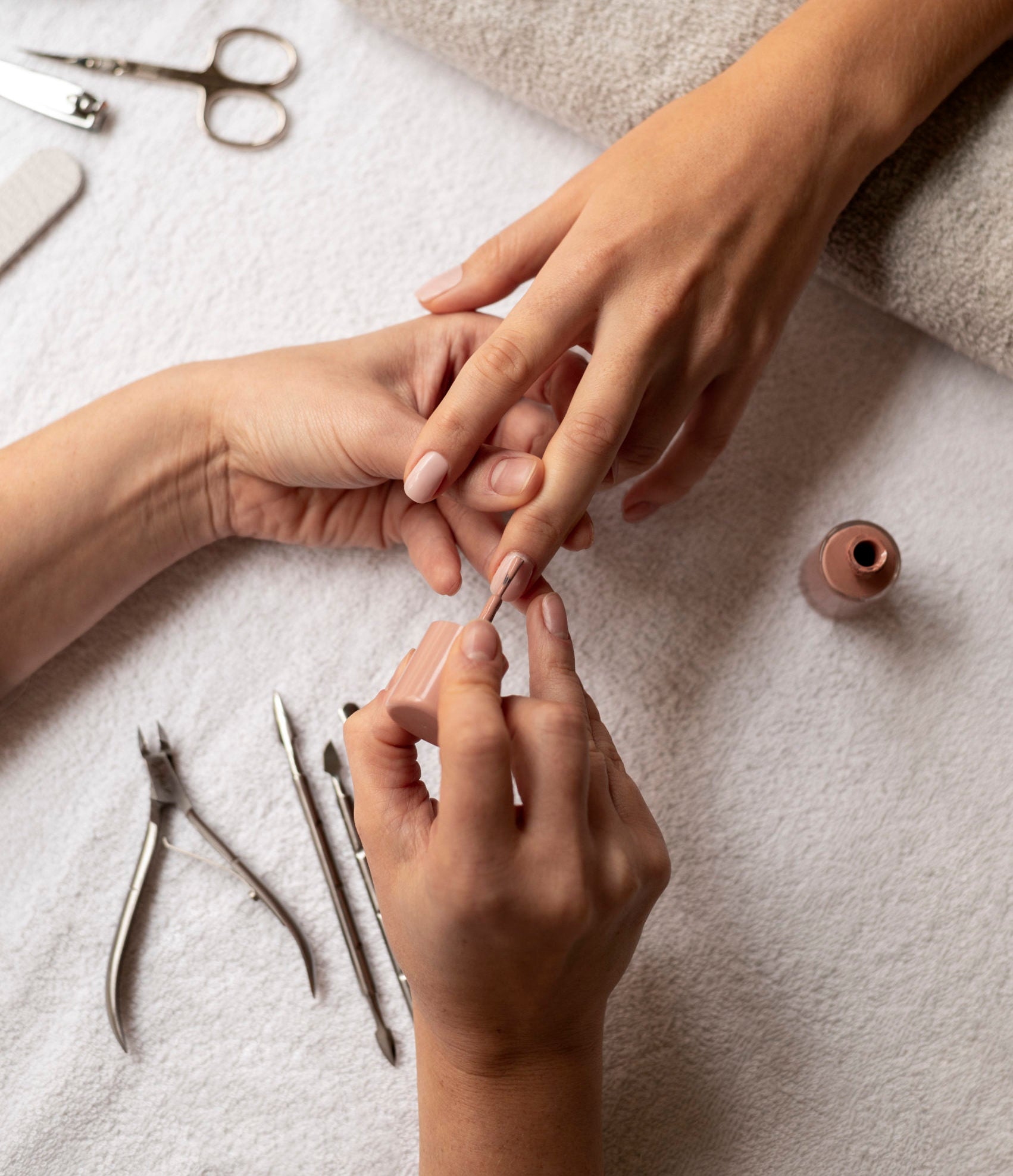 close-up-manicurist-using-nail-polish