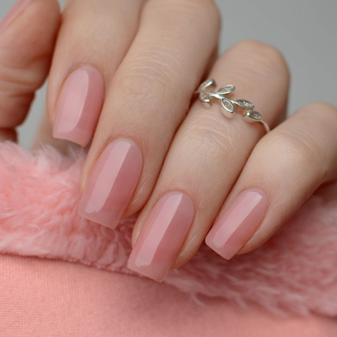 Gel constructor en botella Rosy de Mi Tienda, producto de uñas con acabado rosado y textura cremosa.
