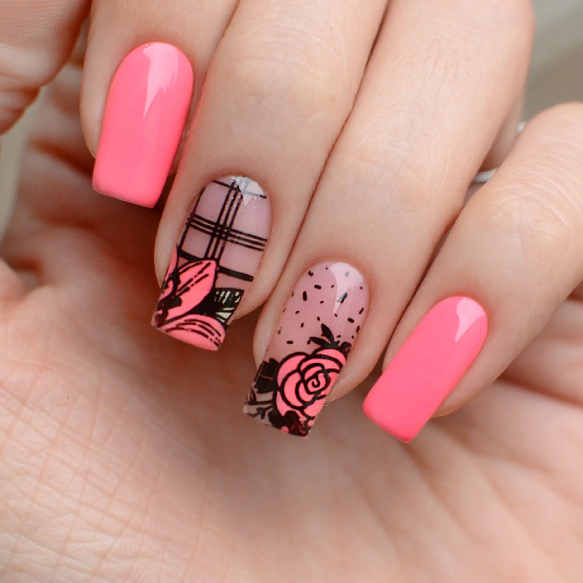 Esmalte para stamping rosa y negro de la marca Mi Tienda, con diseño Pink Mask, visible en imagen.