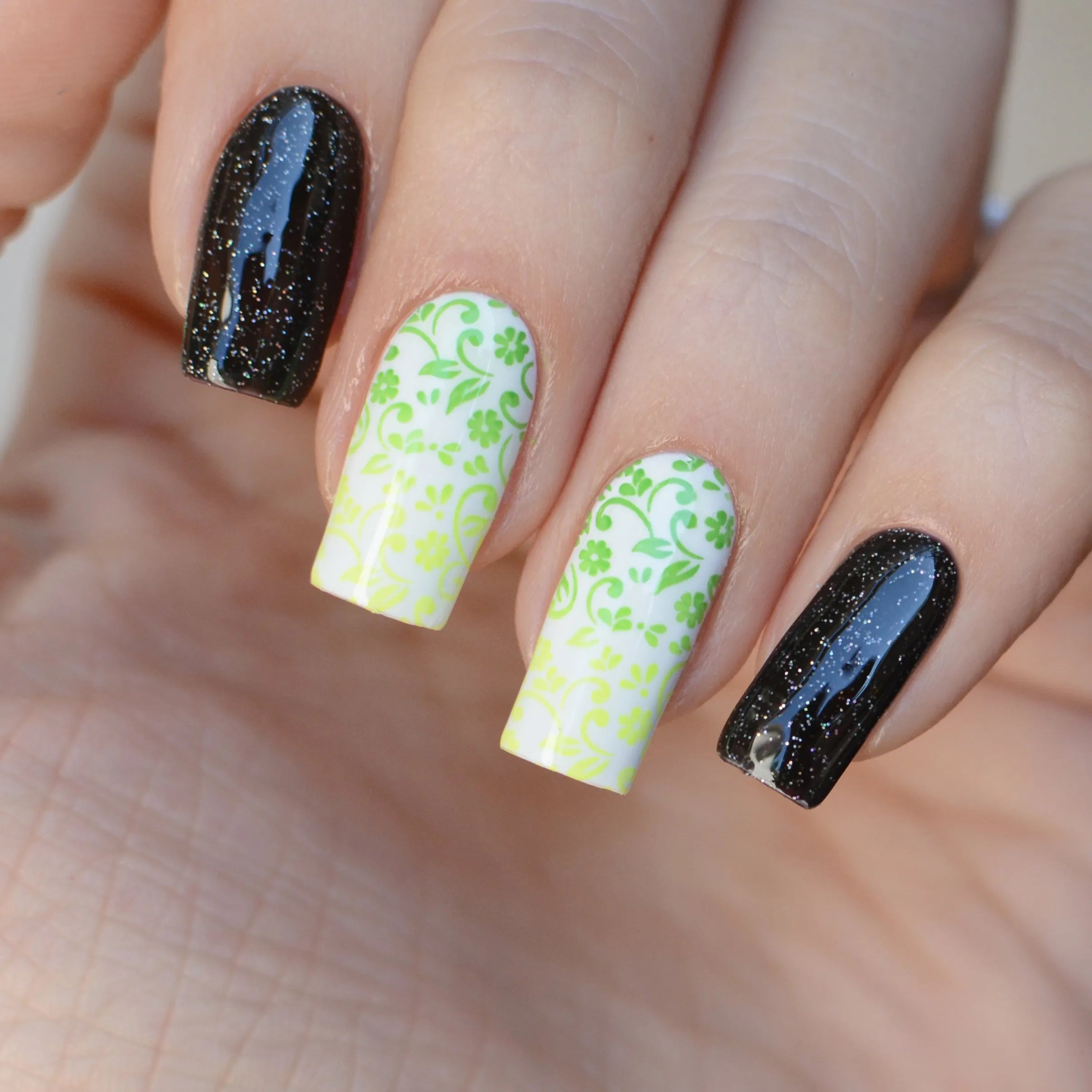 Esmalte para stamping rosa y verde inglés, de la marca Mi tienda, muestra botellas de esmalte para decoración de uñas.