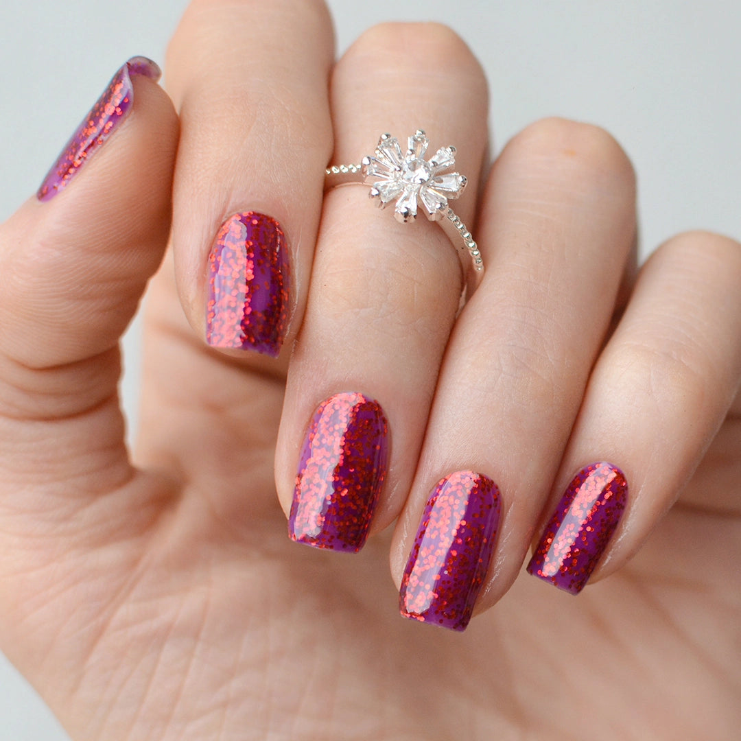 Gel de color Allie de Mi Tienda, muestra el envase con tono vibrante y brillante para uñas.