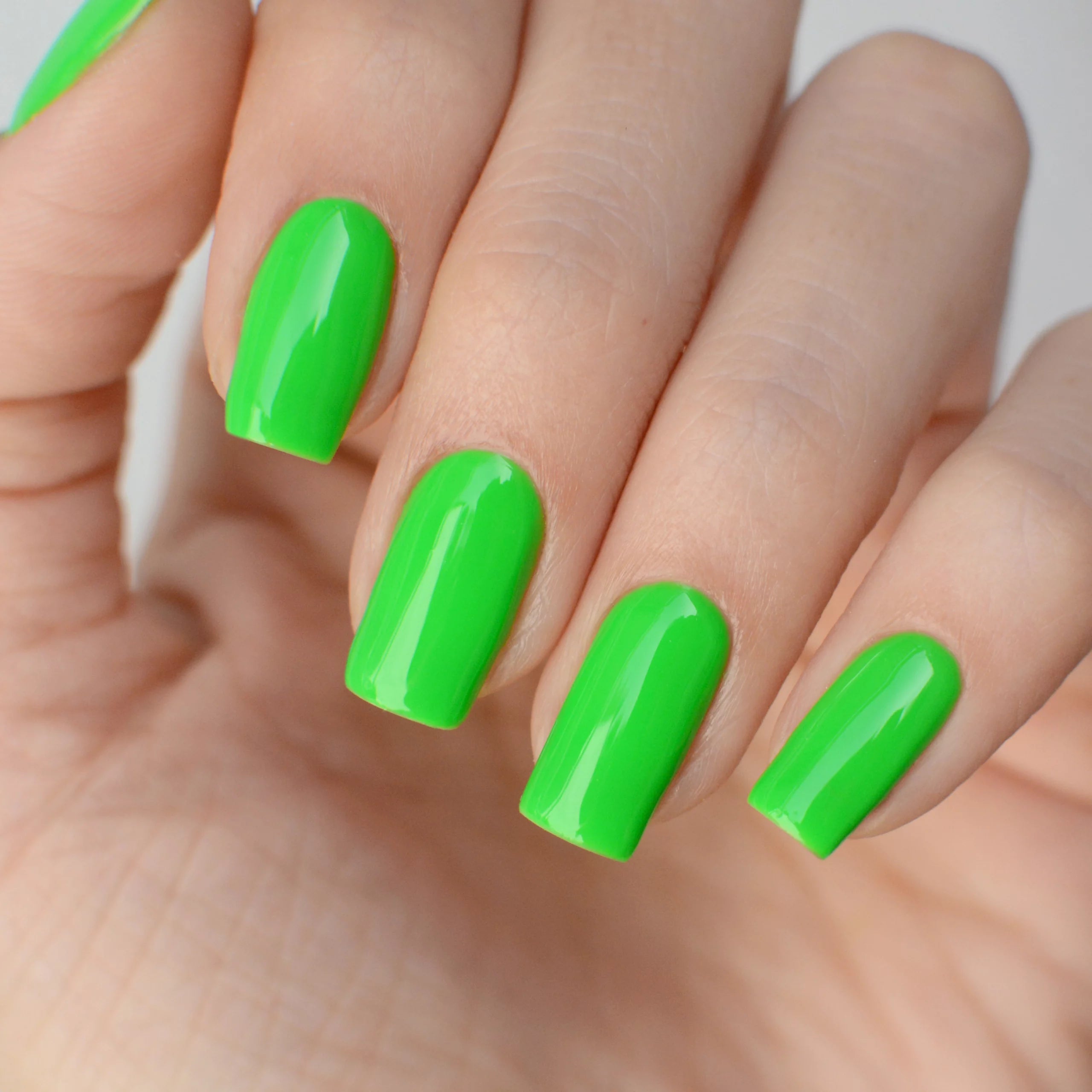Gel color Candy Lime de Mi Tienda, frasco de gel esmalte verde brillante con tapa negra, para uñas y nail art.