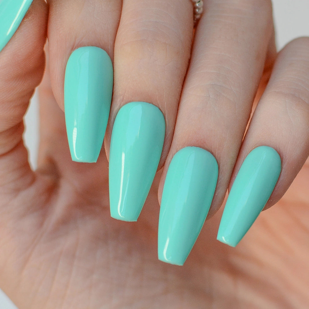 Gel color base coat 2 en 1 Mermaid Green de Mi Tienda, esmalte de uñas en tono verde con acabado brillante.