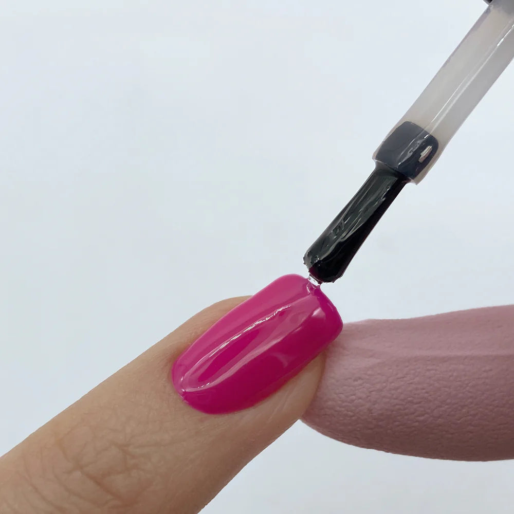 Gel color Crystal Top Coat de Mi Tienda, acabado brillante y transparente para uñas, en un frasco con tapa plateada.
