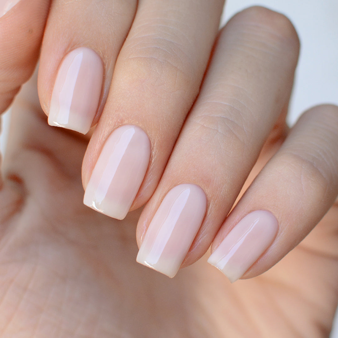 Gel de color Emmy de Mi Tienda, esmalte en tono vibrante para uñas, con envase en casa de muñecas.