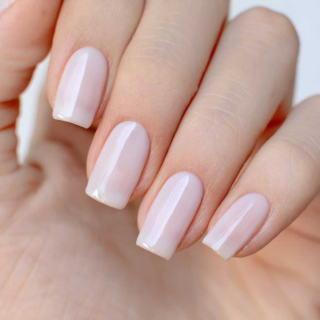 Gel de color Helmer de Mi tienda, frasco de gel de uñas con acabado brillante y color vibrante en la imagen.