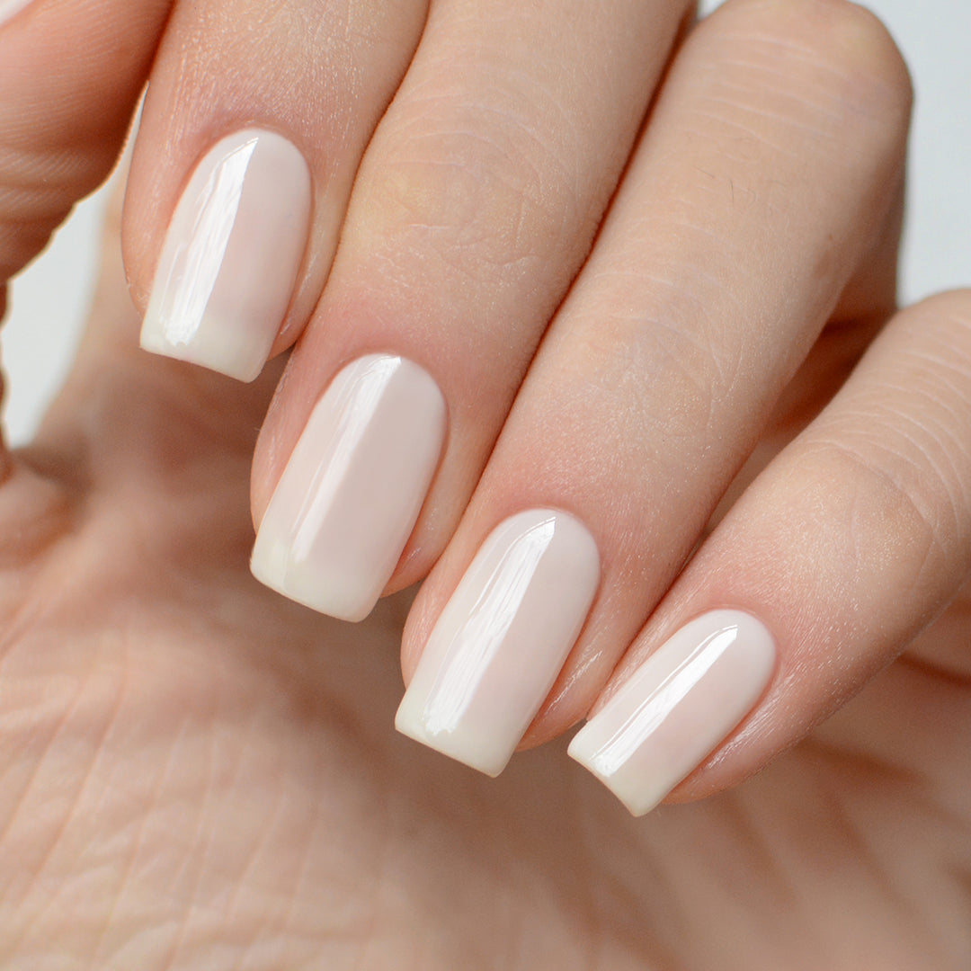 Gel de color Nora de Mi tienda, en tubo, con tonos vibrantes para decorar uñas con estilo.