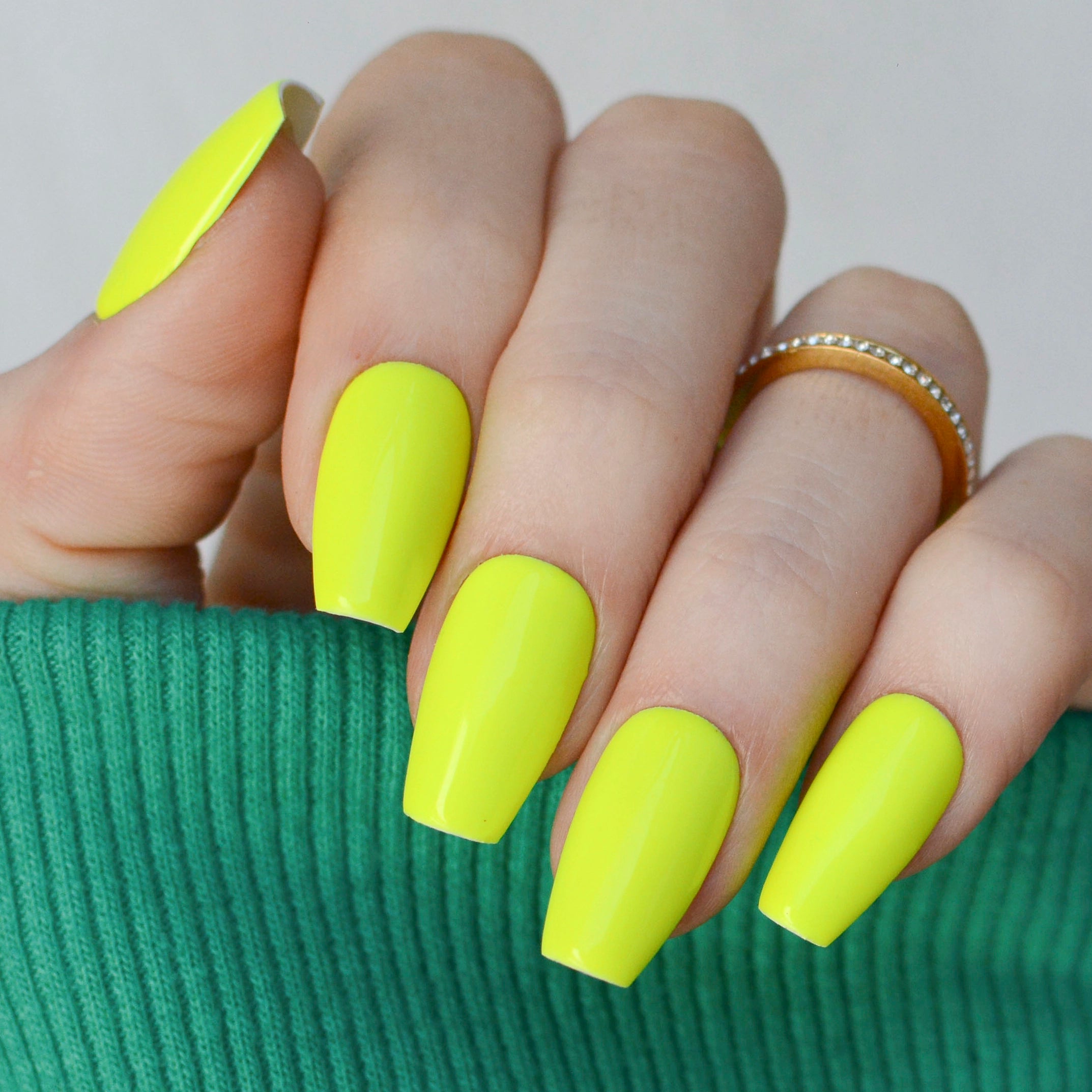 Gel de color amarillo vivo de 7ml de Mi Tienda, textura brillante y vibrante para uñas.